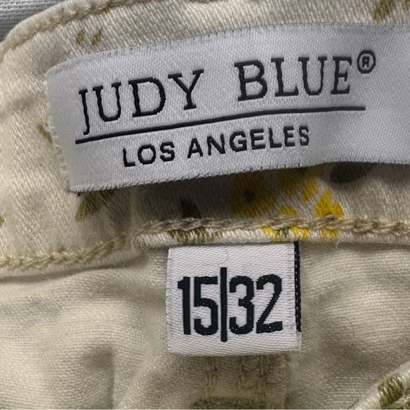 Judy Blue Cream Floral Skinny Jeans size 15/32 - Picture 3 of 7